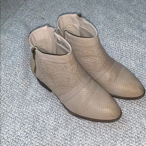 Cream Detailed Bootie 👢